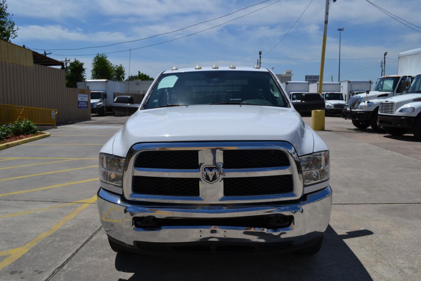 2018 WHITE /GRAY RAM 3500 with an CUMMINS 6.7L TURBO DIESEL engine, AISIN A465 6SPD AUTOMATIC transmission, located at 9172 North Fwy, Houston, TX, 77037, (713) 910-6868, 29.887470, -95.411903 - 14,000LB GVWR, 11FT FLATBED, 98" WIDE, 2 X TOOLBOXES, GOOSENECK/BUMPER PULL HITCH, 4X4, POWER WINDOWS, LOCKS, & MIRRORS, COLD A/C , CRUISE CONTROL - Photo#1